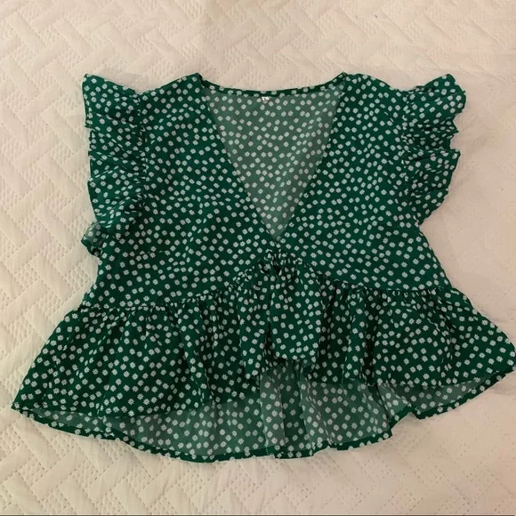 Super cute green top - Picture 1 of 3